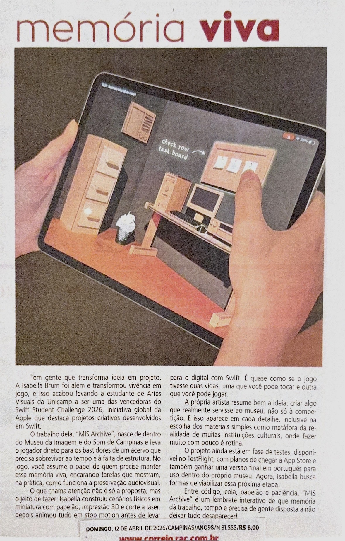 Newspaper page from Correio Popular headlined Mem&oacute;ria viva, with a photo of two hands playing MIS Archive on an iPad.